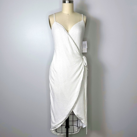 NWT JUSTFAB Sleeveless Wrap Cocktail Dress White / Silver Metallic Size Medium - Picture 2 of 11